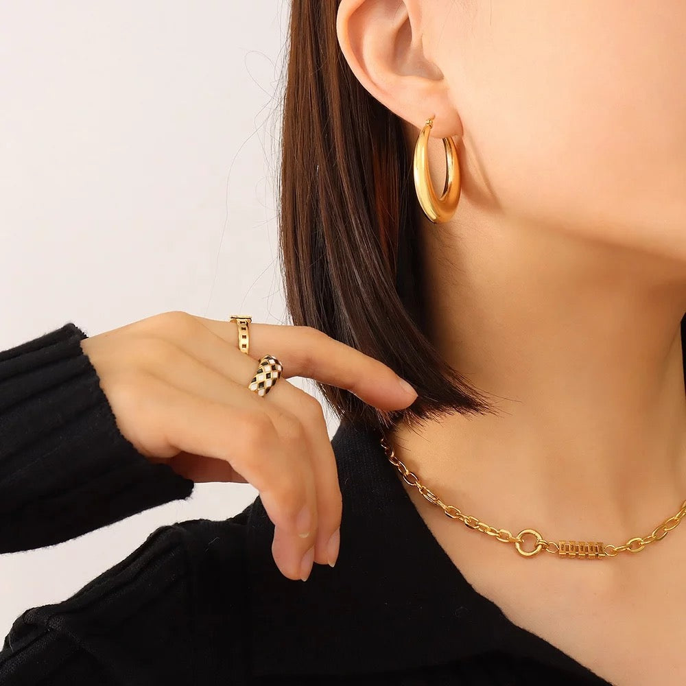 Gold Tu Forma Hoop Earrings